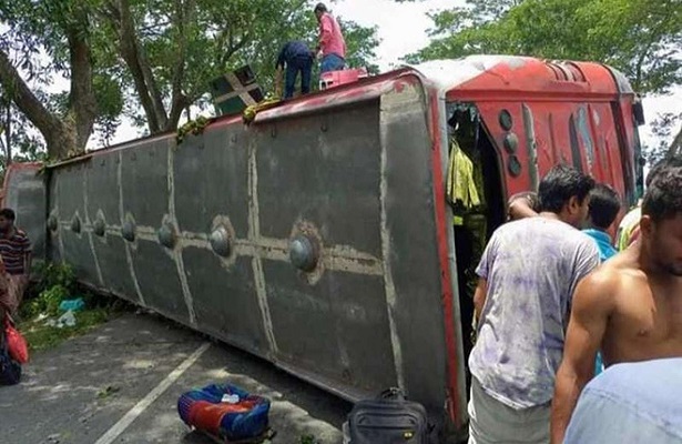 Bangladeş’te otobüs ile otomobil çarpıştı: 8 ölü 20 yaralı