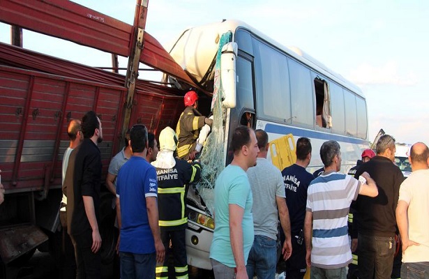 Manisa’da işçi otobüsü ile kamyonun çarpıştığı kazada ölü sayısı 2’ye yükseldi