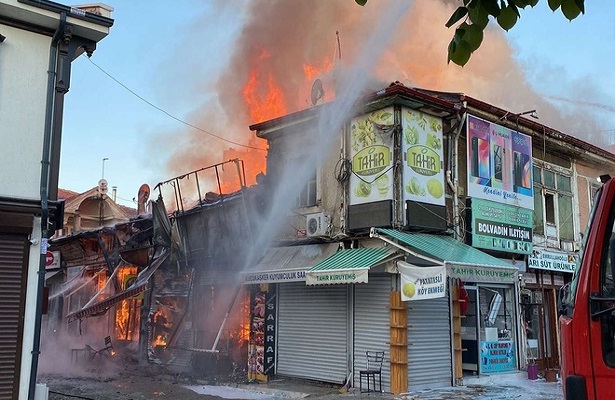 Kasapta çıkan yangın 15 dükkâna sıçradı