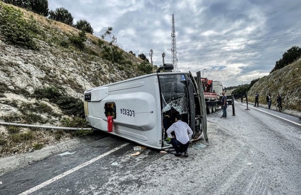 Başakşehir’de servis minibüsü devrildi; 6 yaralı