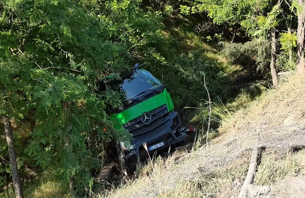 İBB’nin su tankeri şarampole yuvarlandı: 2 yaralı