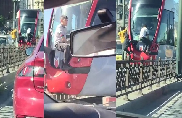 Canlarını hiçe saydılar! Tramvaya asılan çocukların tehlikeli yolculuğu kamerada…