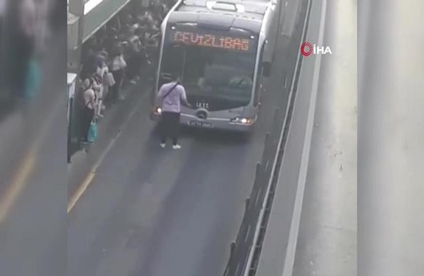 Metrobüsler durmadı, vatandaş yola çıkıp isyan etti