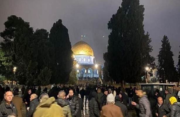 Binlerce Filistinli Mescid-i Aksa’da Sabah Namazını Kıldı