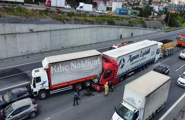 İstanbul’da 3 TIR ile 1 otomobilin karıştığı zincirleme kaza