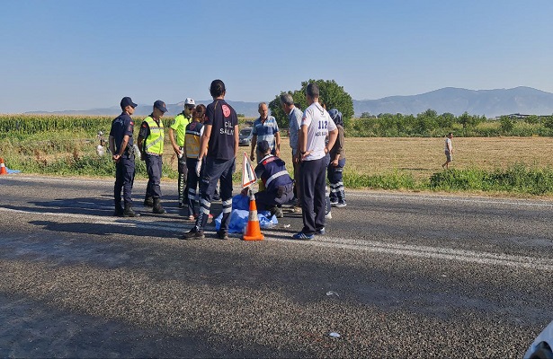 İzmir’de feci kaza: Araç yayalara çarptı, 1’i çocuk 2 ölü!