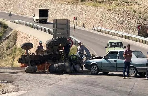 Denizli’de otomobil ile traktör çarpıştı: 2 kişi yaralandı!