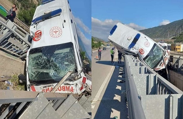 Kaza geçiren ambulanstaki hasta hayatını kaybetti: 3 sağlık çalışanı yaralı