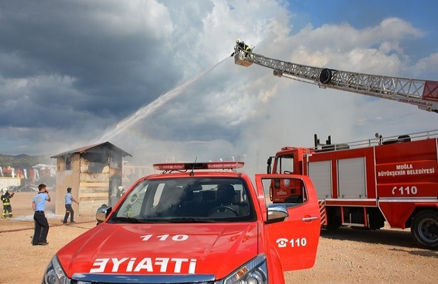 Muğla’da çöp ev küle döndü