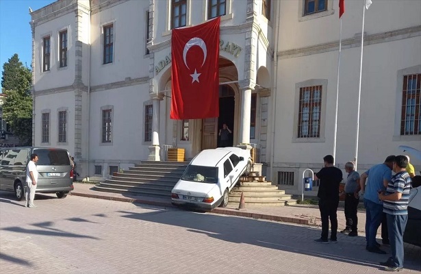 Sinop’ta ilginç kaza: Otomobil adliye merdivenlerine çıktı