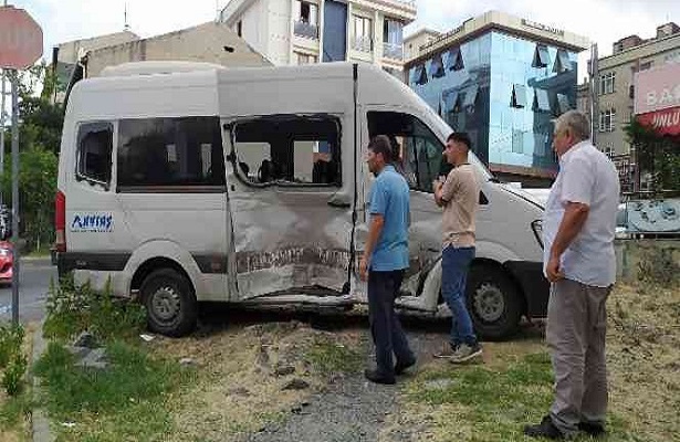 Bağcılar’da panelvan araç ile servis minibüsü çarpıştı: 5 yaralı!