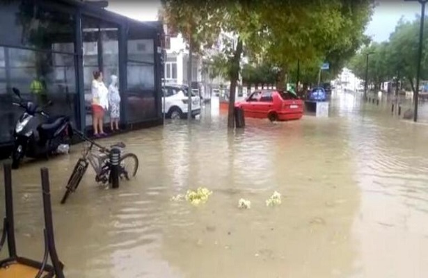 Şarköy’de sağanak ve dolu; yollar göle döndü