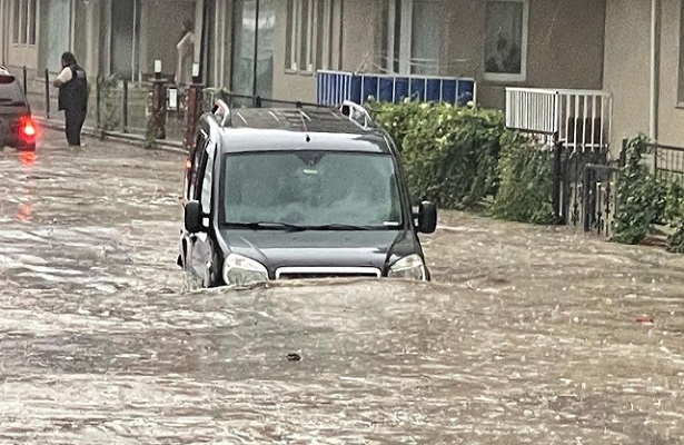 Mudanya’da araçlar suya gömüldü!