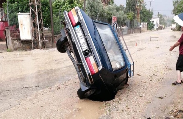 Yol çöktü, otomobil içine düştü