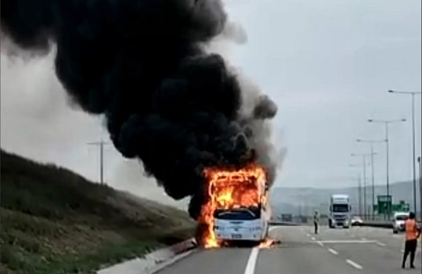 Kuzey Marmara Otoyolu’nda tur otobüsü alev alev yandı