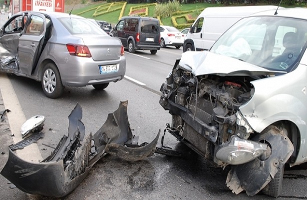 Maltepe’de 4 aracın karıştığı zincirleme kaza