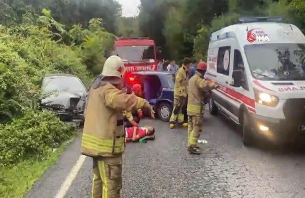 Sarıyer’de iki araç kafa kafaya çarpıştı: 1’i ağır 3 yaralı