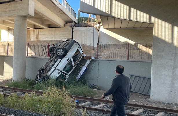 Çarpışan otomobillerden biri, köprüden raya düştü: 3 yaralı