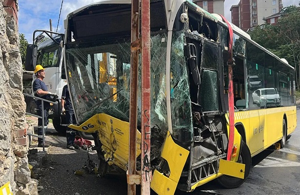 Ümraniye’de İETT otobüsü duvara çarptı: 2 kişi yaralı