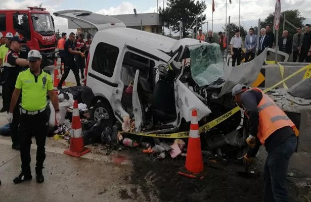 Bolu’da feci kaza, araç bariyerlere ok gibi saplandı: 3 ölü, 1 yaralı