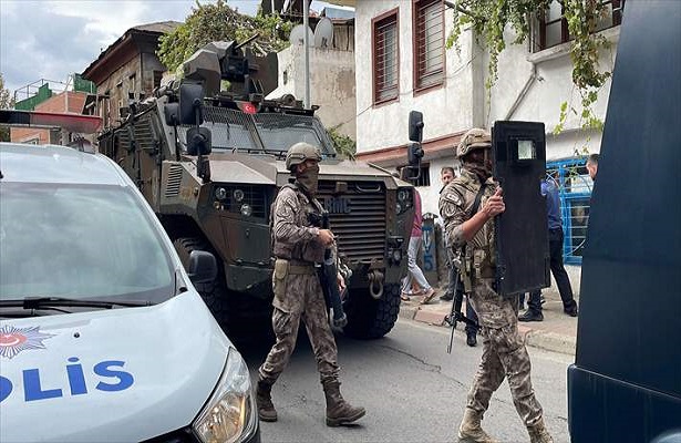 Kahramanmaraş’ta gasp ihbarıyla gittikleri evde silahlı saldırıya uğrayan 3 polis yaralandı