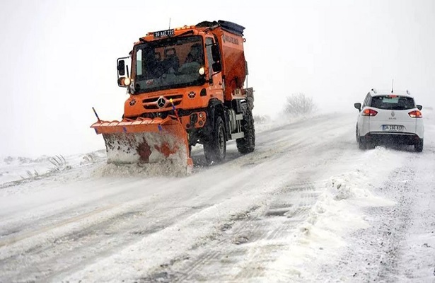 Ardahan’da kar yağışı ulaşımı olumsuz etkiliyor