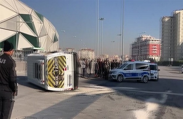 Konya’da öğrenci servisi ile otomobil çarpıştı: 14’ü öğrenci 17 kişi yaralandı