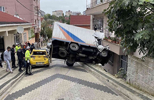 Üsküdar’da kayan kamyonet önce taksiye sonra binaya çarptı