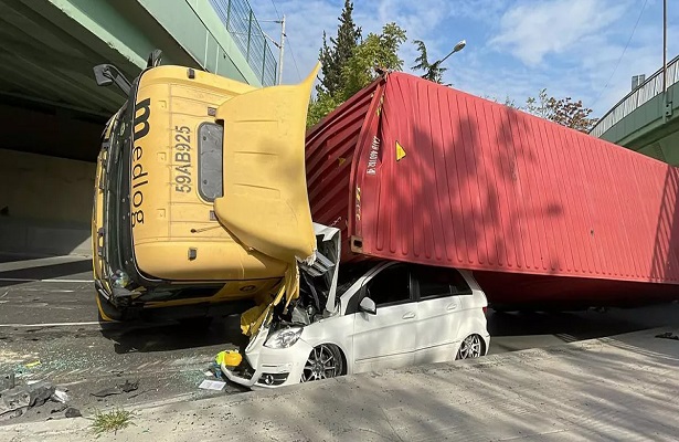 Bakırköy’de feci kaza: Tır, otomobilin üzerine devrildi!