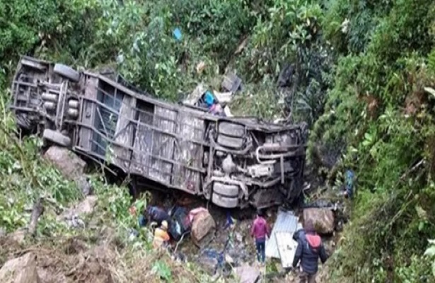 Hindistan’da otobüs uçuruma yuvarlandı: 12 ölü