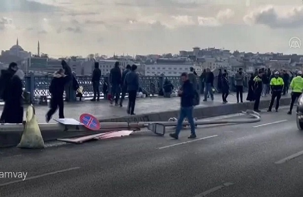 Kabataş-Bağcılar tramvay hattında aydınlatma direği devrildi