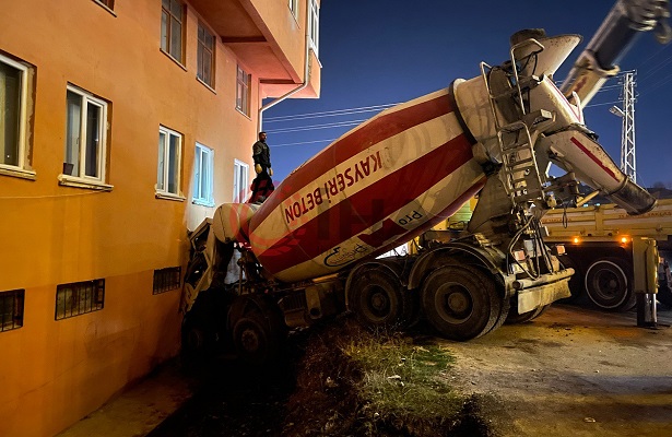 Freni boşalan beton mikseri binaya çarparak durdu