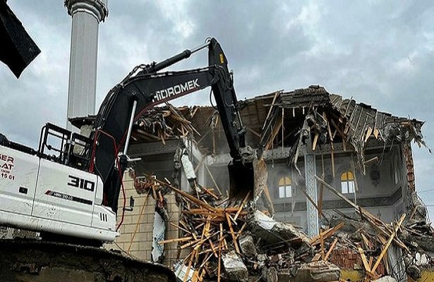 Düzce’deki depremde ağır hasar alan 5 bina yıkıldı