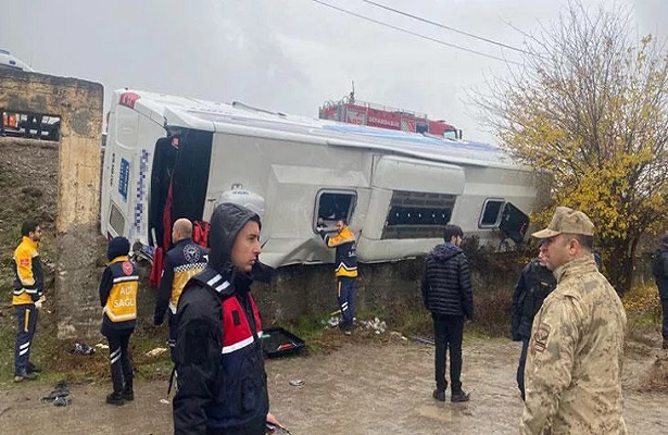 Diyarbakır’da yolcu otobüsü devrildi: Çok sayıda yaralı var