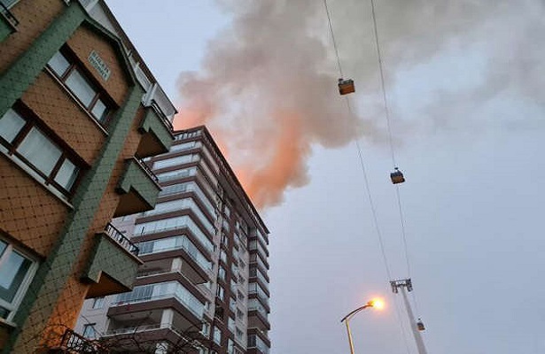 Ankara’nın Yenimahalle ilçesinde 15 katlı bir binanın çatısında çıkan yangın sonucu 3 kişi dumandan etkilendi.