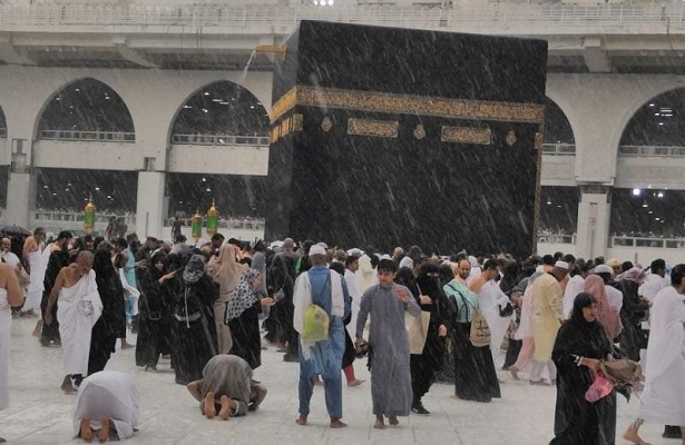 Müslümanlar şiddetli yağış altında Kabe’yi tavaf etti