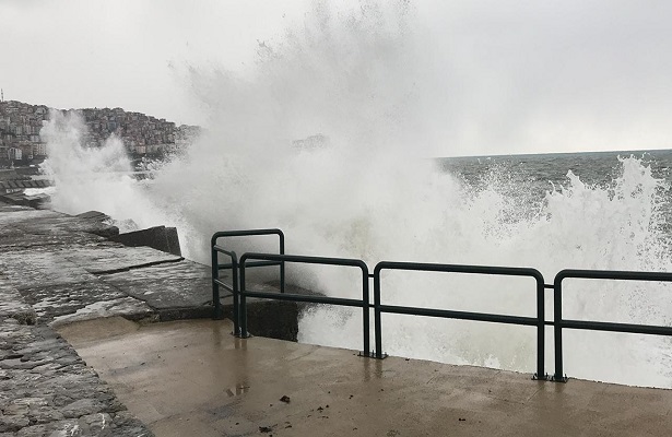 Zonguldak’ta 5 metreyi bulan dalgalar mendireği aştı