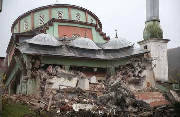 Düzce’de depremde ağır hasar alan cami yıkılıyor.