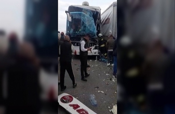 Erzurum’da zincirleme trafik kazasında, otobüs, 3 tır ve otomobil birbirine girdi