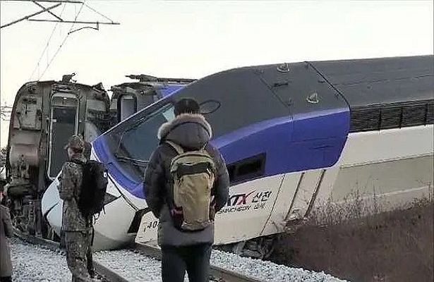 Güney Kore’de yolcu treni raydan çıktı: 30 yaralı