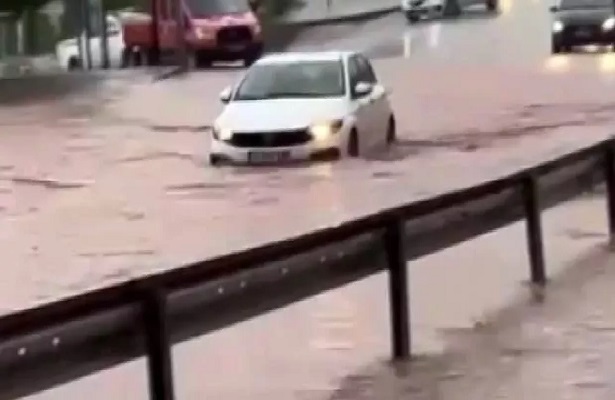 Kaş’ta yağış sele dönüştü: Caddeler nehre döndü