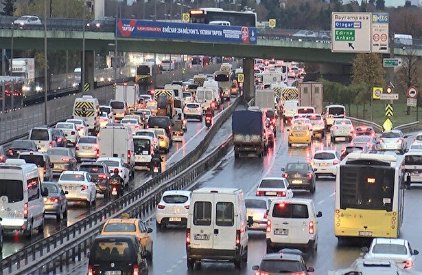 İstanbul’da trafik felç: Yoğunluk yüzde 76!