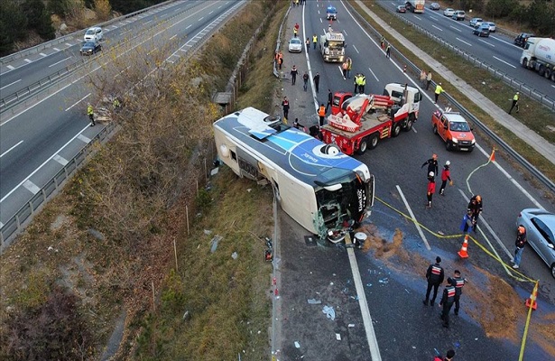 EGM: Şehirler arası yolcu otobüslerinin karıştığı 43 ölümlü trafik kazasında 83 can kaybı meydana gelmiştir