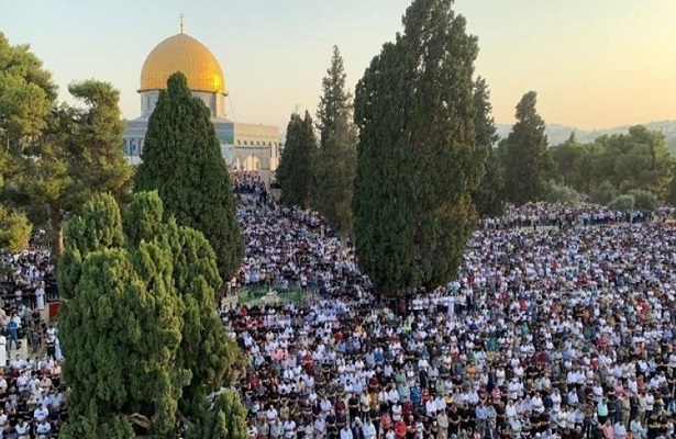 65 bin Filistinli Cuma Namazını Mescid-i Aksa’da Kıldı