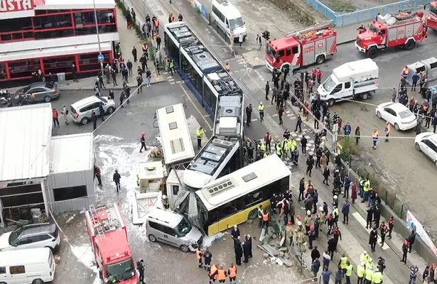 Alibeyköy’de İETT otobüsü tramvay ile çarpıştı