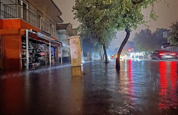 Fethiye’de sağanak: Bazı ev ve iş yerlerini su bastı