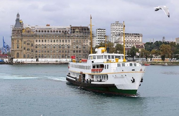 İstanbul’da vapur seferlerine lodos engeli