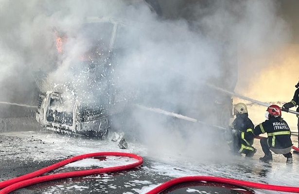 Kocaeli’de etiket fabrikasında yangın