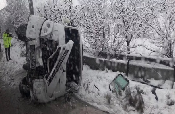 Antalya’da minibüs devrildi: 6 öğretmen yaralı