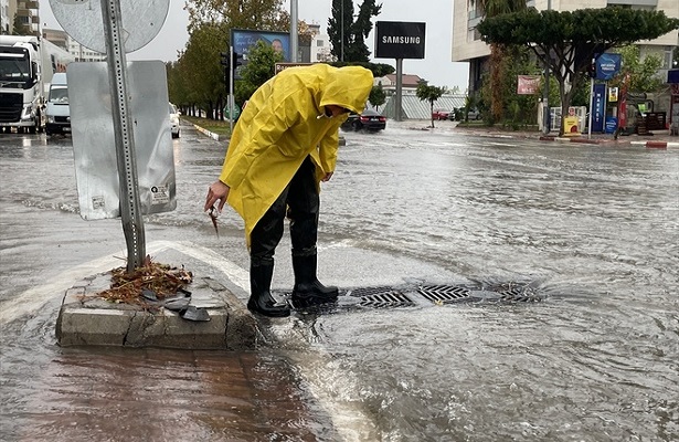 Antalya’da fırtınaya kuvvetli yağış eşlik ediyor